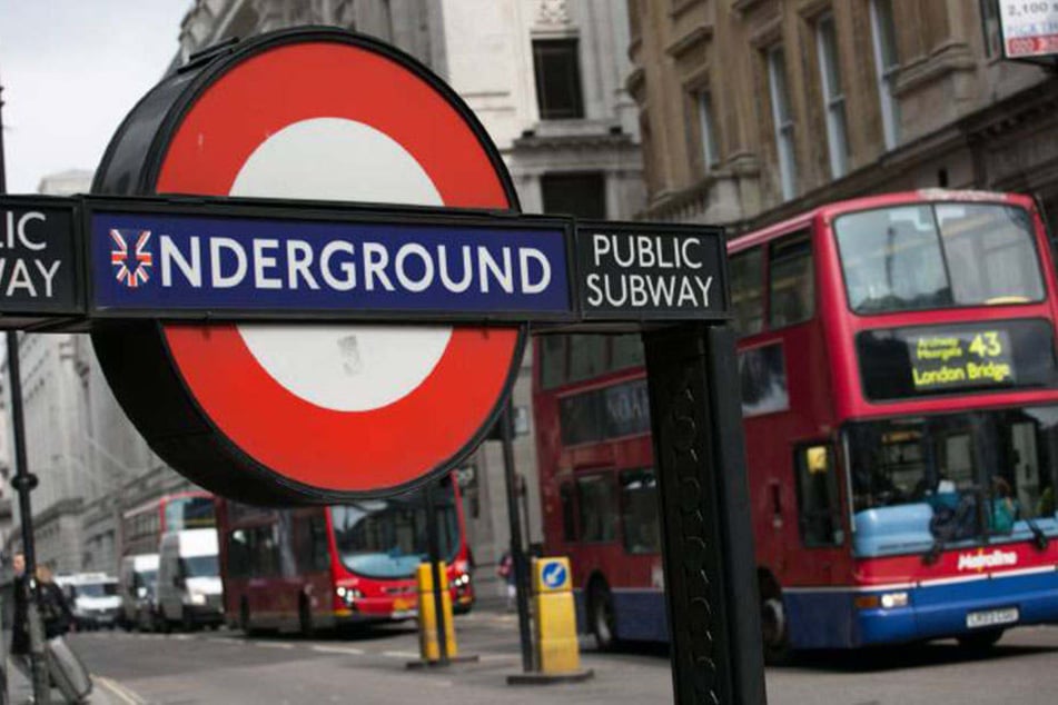 Im Londoner Untergrund ging es heiß her. Eine unfreiwillige Beobachterin wollte einschreiten und kassierte die Quittung.