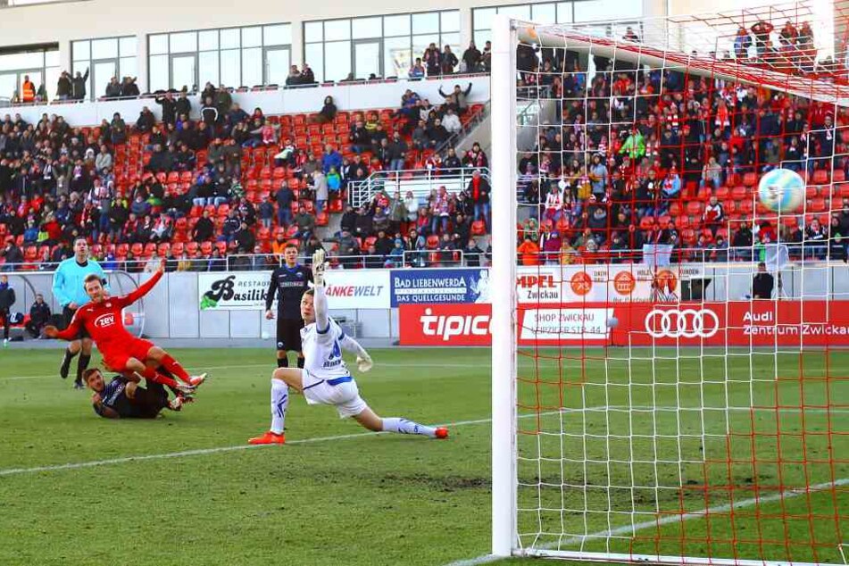 Tooor! Mike Könnecke überweindet Paderborns Keeper Till Brinkmann.