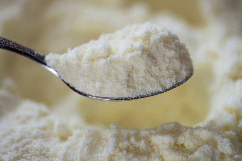 Ein Löffel mit Baby-Milchpulver. Das Produkt könnte norddeutschen Milchbauern aus der Krise helfen.