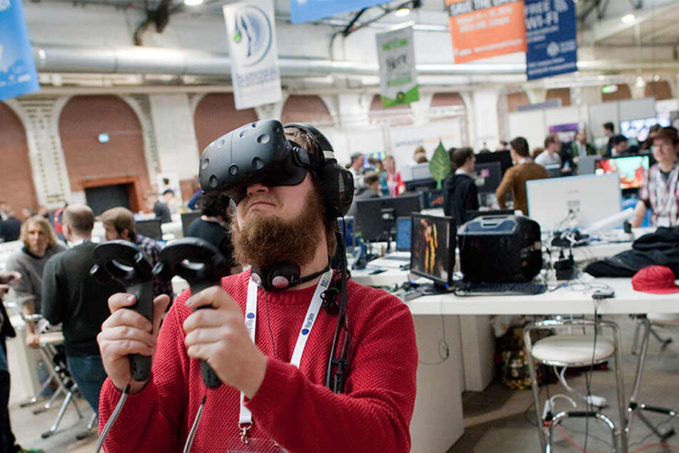 Daniel von der Firma Sparrow testet eine virtuelle Brille und zwei Motion Controller.