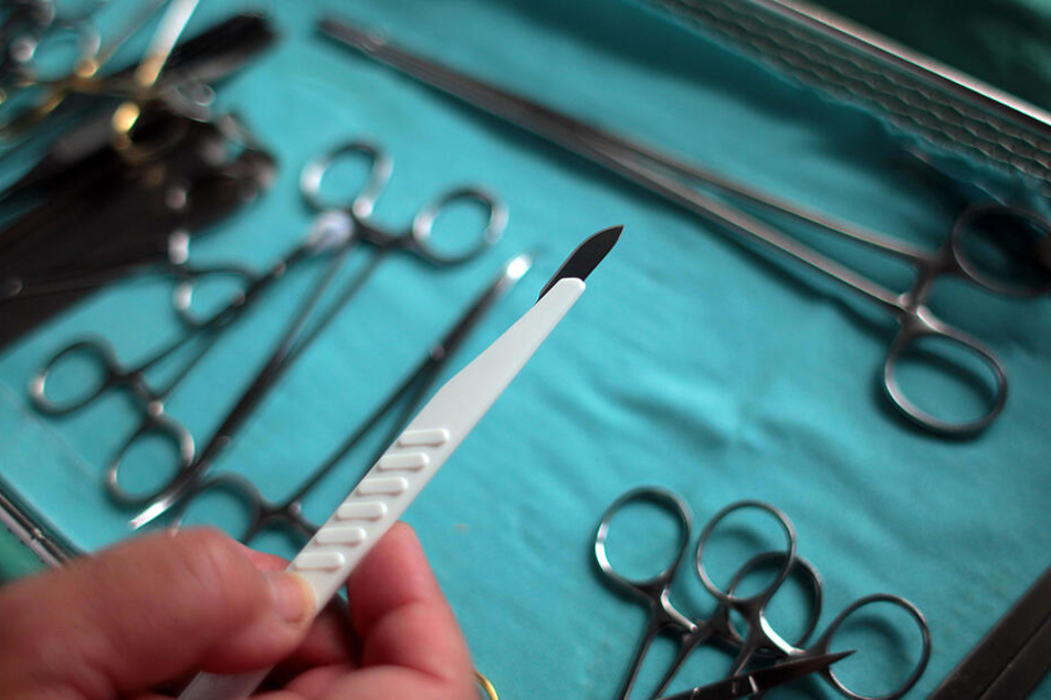 Nach der Operation ging es der Frau wieder besser. Normalerweise erkennt man einen "foetus in foeto" bereits im Kindesalter. Nicht so bei der jungen Frau aus Neu Dehli. (Symbolbild)