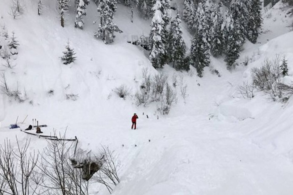 Zwei Schüler wurden teilweise und zwei gänzlich verschüttet. Zwei weitere wurden durch die Wucht der Schneemassen über den Pistenrand hinaus geschleudert.