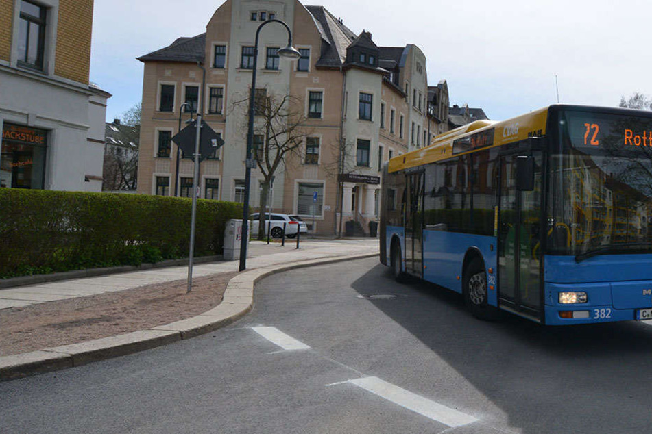 Der Kinderwagen kippte im fahrenden Bus um. Dabei wurde das kleine Kind verletzt.