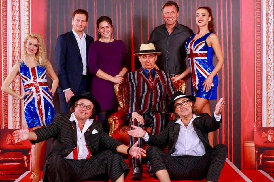 Für ein offizielles Foto posiert MP Michael Kretschmer (hinten links) mit Lebensgefährtin Annett, Veranstalter Mirco Meinel (hinten rechts) und dem "Mafia Mia"-Paten (Mitte).