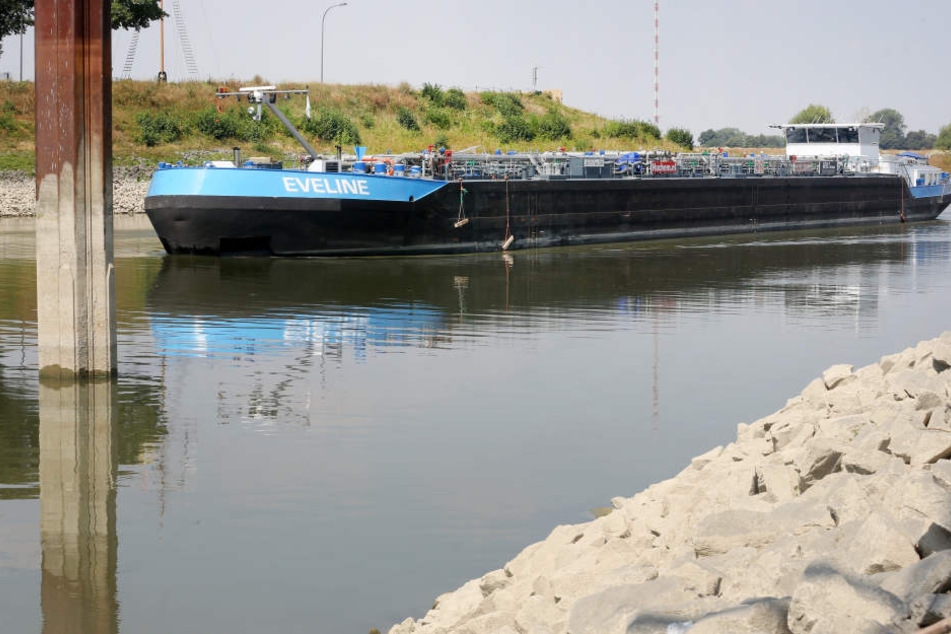 Die Schiffe auf dem Rhein können aufgrund des Wassermangels nicht mehr voll beladen fahren.