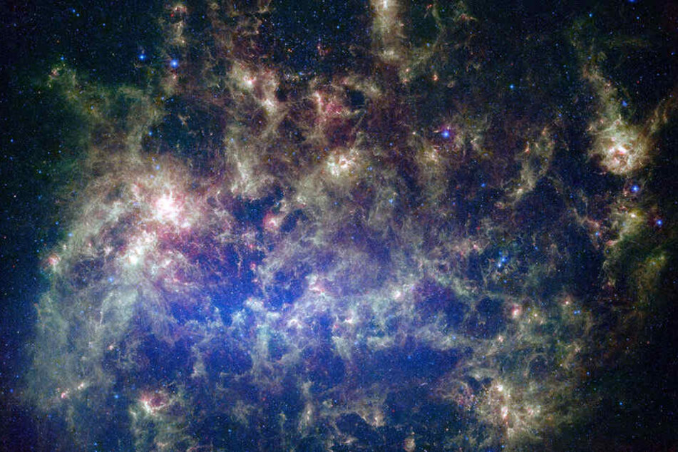 Dieses lebendige Bild des NASA-Spitzer-Weltraumteleskops zeigt die Große Magellansche Wolke, eine Satellitengalaxie unserer eigenen Milchstraße.
