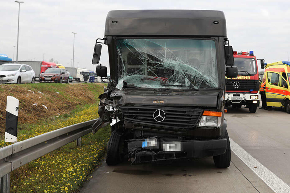 Der UPS-Lieferwagen wurde stark beschädigt.