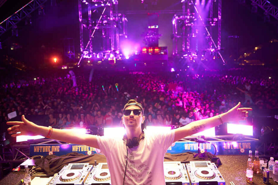 Auch Robin Schulz legt in der Commerzbank Arena auf.