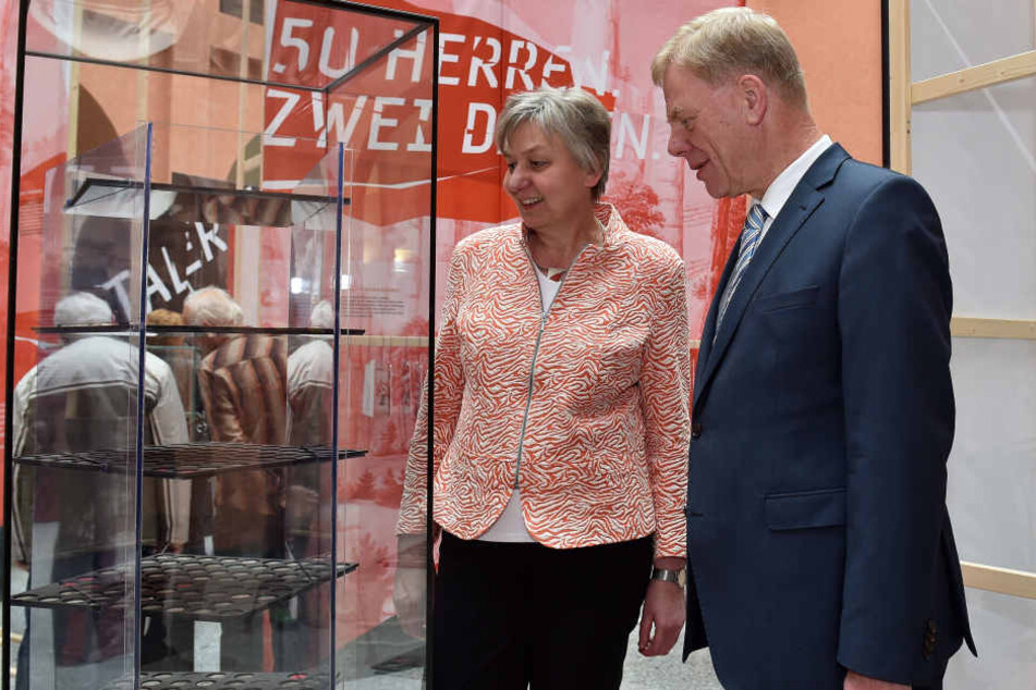 Finanzminister Georg Unland ( CDU, r.) und Landesarchäologin Regina Smolnik
(l.) eröffneten am Donnerstag die Münzschau.