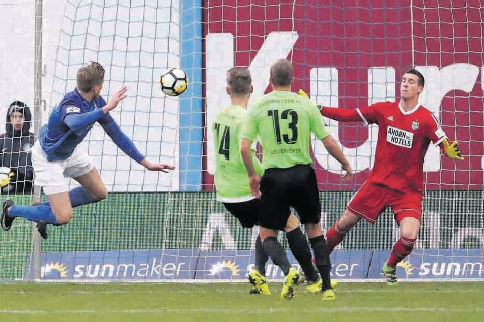 Oliver Hüsing (l.) traf für Rostock nach einem Freistoß. Sieben Meter frei vorm Tor kommt er selbst im Training nicht zum Abschluss.