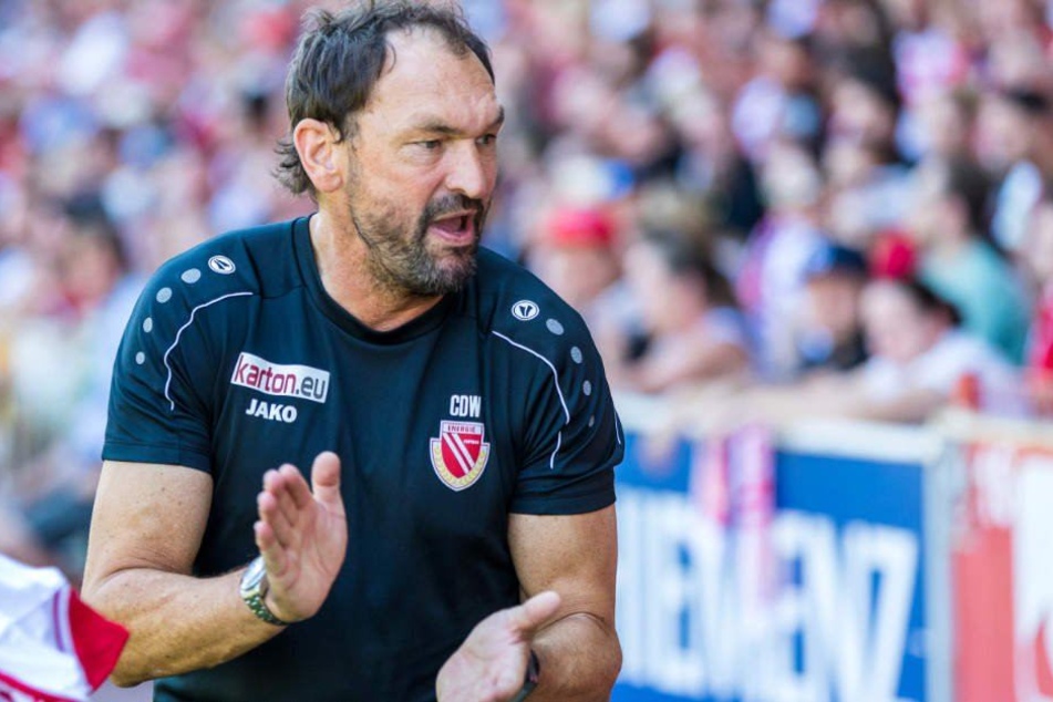 Nach der neuerlichen Niederlage muss Energie-Trainer Claus-Dieter "Pele" Wollitz (53) seine Jungs aufbauen. (Archivbild)