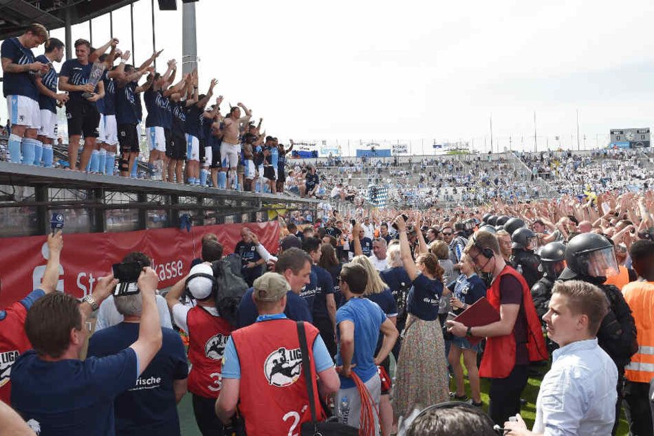 Die Mannschaft des TSV 1860 München feiert mit den Fans den Aufstieg in die dritte Liga im Grünwalder Stadion.