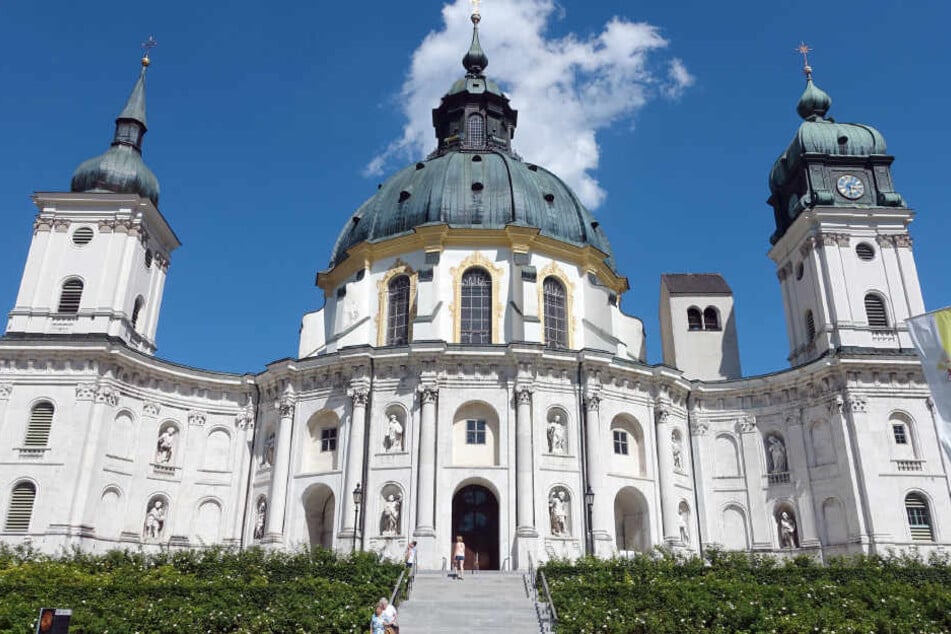 Die Klosterkirche des Klosters Ettal im Dorf Ettal in Oberbayern.