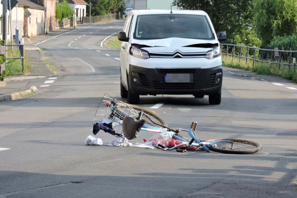 Die Frau übersah offenbar einen von links kommenden und vorfahrtsberechtigten Transporter, der sie daraufhin erfasste.