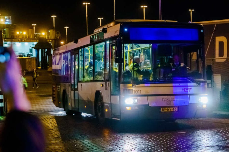 In diesem Bus saßen die 25 Personen nachdem sie aus dem Frachter geholt wurden.