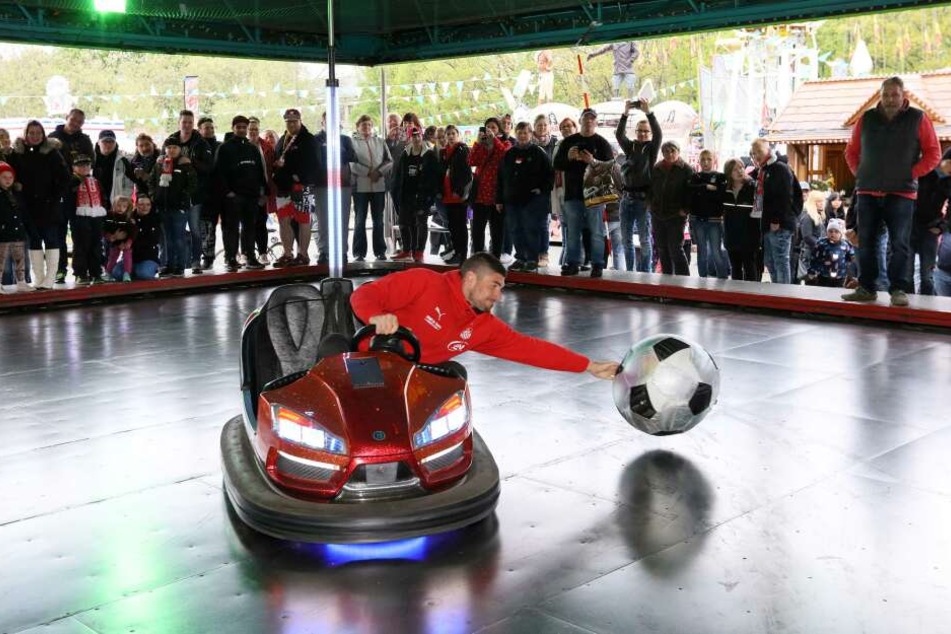 FSV-Torhüter Johannes Brinkies durfte auch mal mit der Hand an den Ball ran.