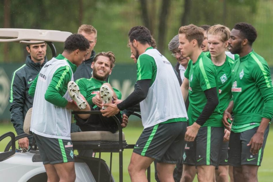 Eilers wird unter Schmerzen und vor den Augen von Trainer Alexander Nouri und den Mitspielern auf das Golfcar gehievt.