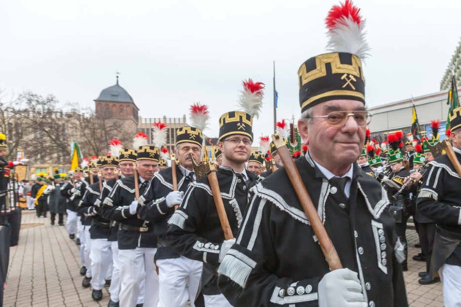 An der Bergparade der Bergbruderschaften nehmen etwa 1000 Uniformträger und Musiker teil.