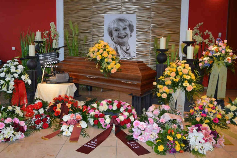 Viele Blumengestecke schmückten bei der Trauerfeier den Sarg von Ingeborg Krabbe.