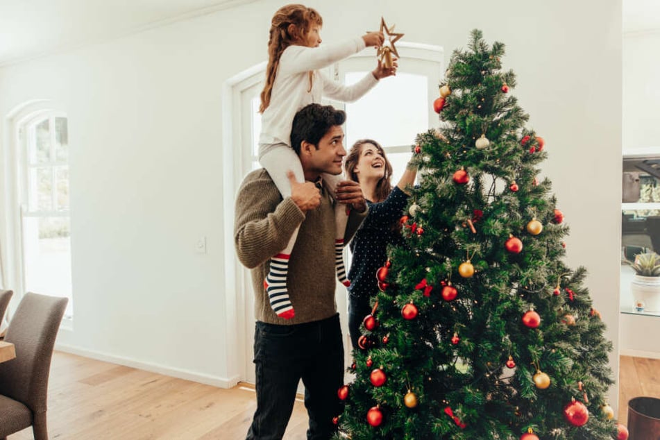 Steht der Weihnachtsbaum richtig? Mit einem guten Ständer gelingt das Aufstellen leicht und sicher.