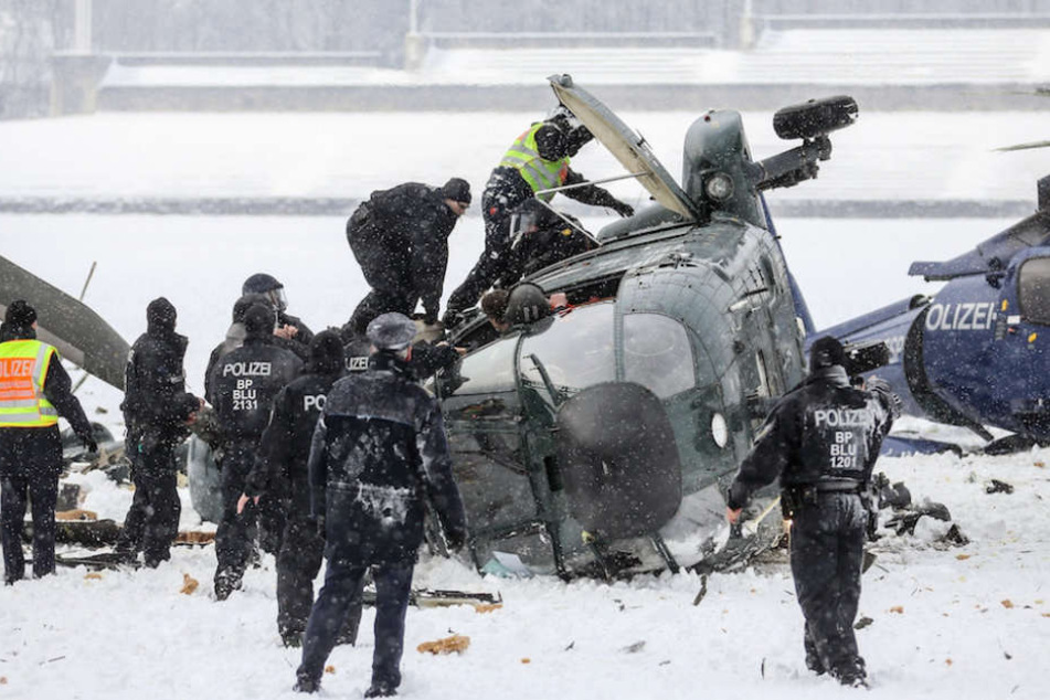 Polizisten am 21. März 2013 bei der Absturzstelle am Berliner Olympiastadion.
