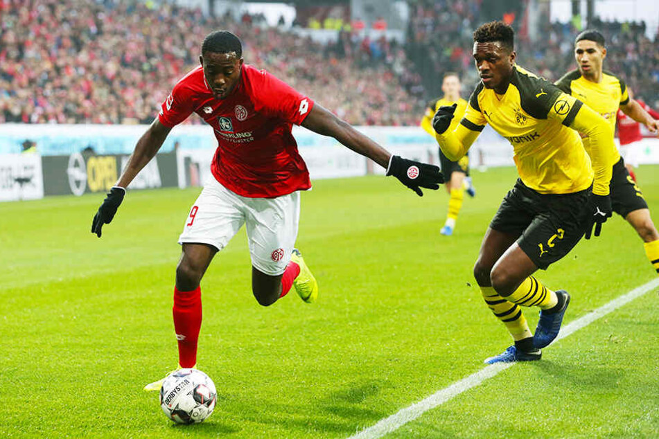 Der Mainzer Mittelstürmer Jean-Philippe Mateta (l.) hatte die erste 05-Chance im Spiel. Hier setzt er sich gegen Dortmund Dan-Axel Zagadou (M.) durch. Achraf Hakimi beobachtet die Szene.