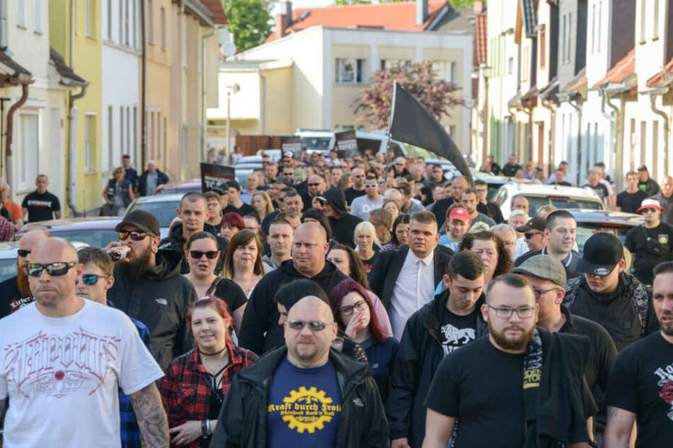 Unter den 300 Demonstranten befanden sich auch etwa 80 bekannte Rechtsextreme.