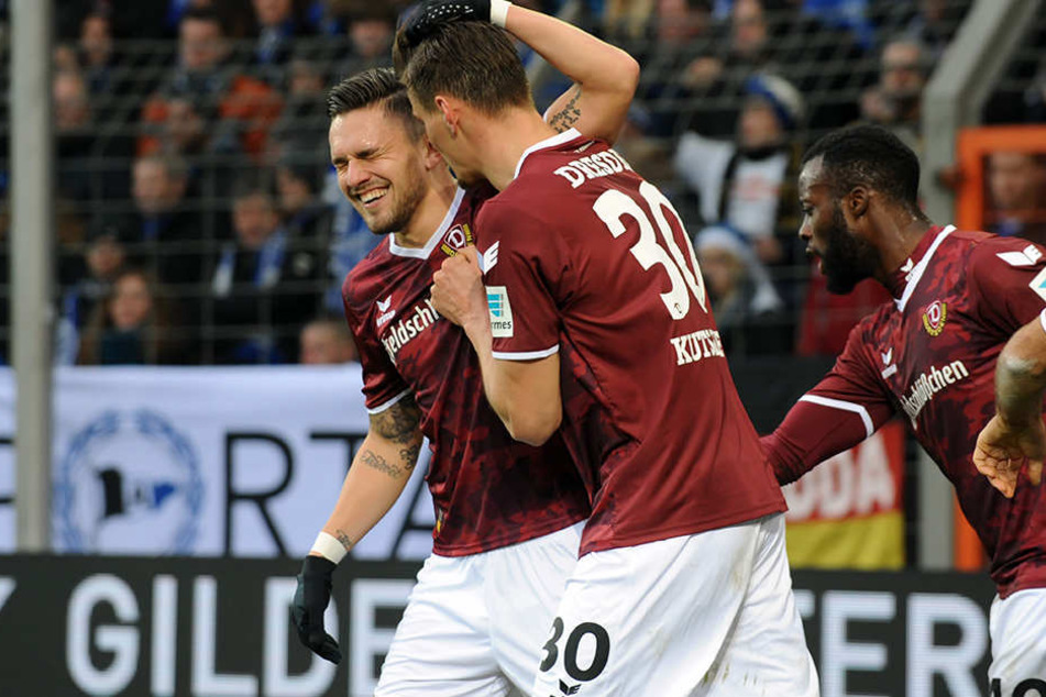 Schöne Empfehlung:In Bielefeld durften Pascal Testroet (l.) und Stefan Kutschke gemeinsam stürmen.Prompt köpften beide Dynamo zum Sieg.
