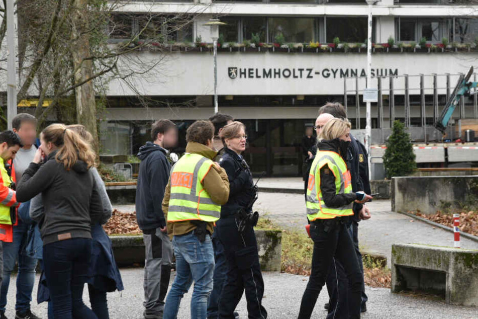 Die Polizei rückte mit einem Großaufgebot beim Gymnasium an.