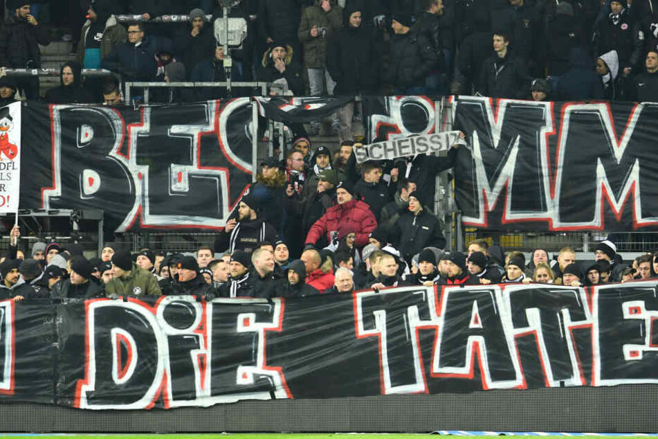 Hundert Eintracht-Fans protestierten zu Spielbeginn hinter der Bande.