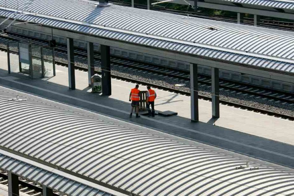 Hintergrund der Zugausfälle sind Arbeiten an der Leit- und Sicherungstechnik. (Symbolbild)