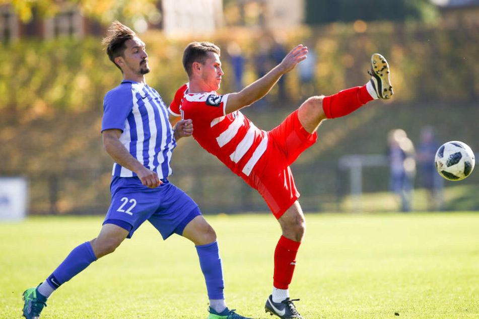 Nils Miatke (r., hier gegen Perdo Fagan) kennt die Gegebenheiten in Neugersdorf - beim 2:1-Sieg vor einem Jahr tat sich der FSV schwer.