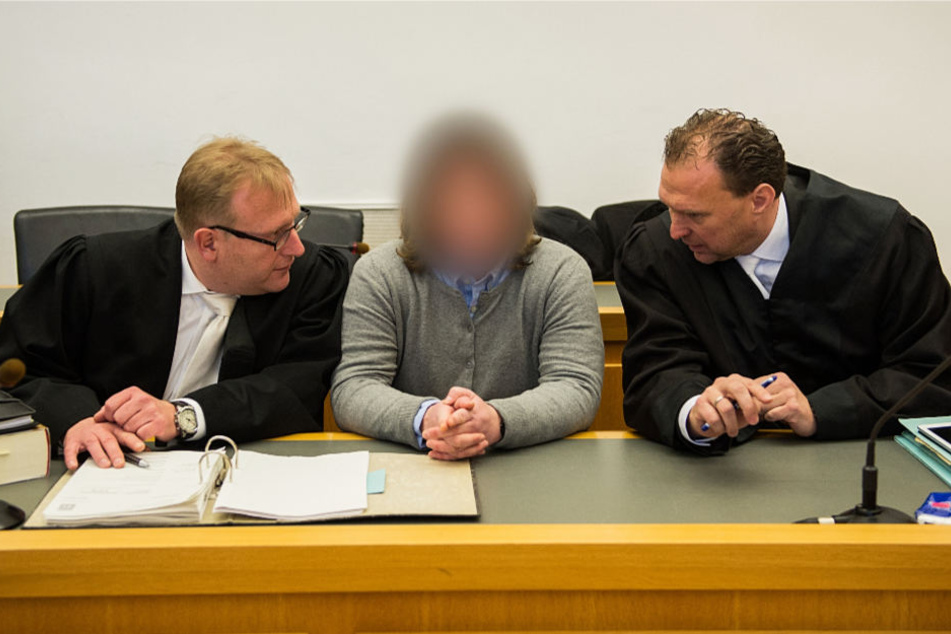 Die Angeklagte (M) bespricht sich vor Verhandlungsbeginn mit ihren Anwälten Bernd Scheske (l) und Henning Cwik.