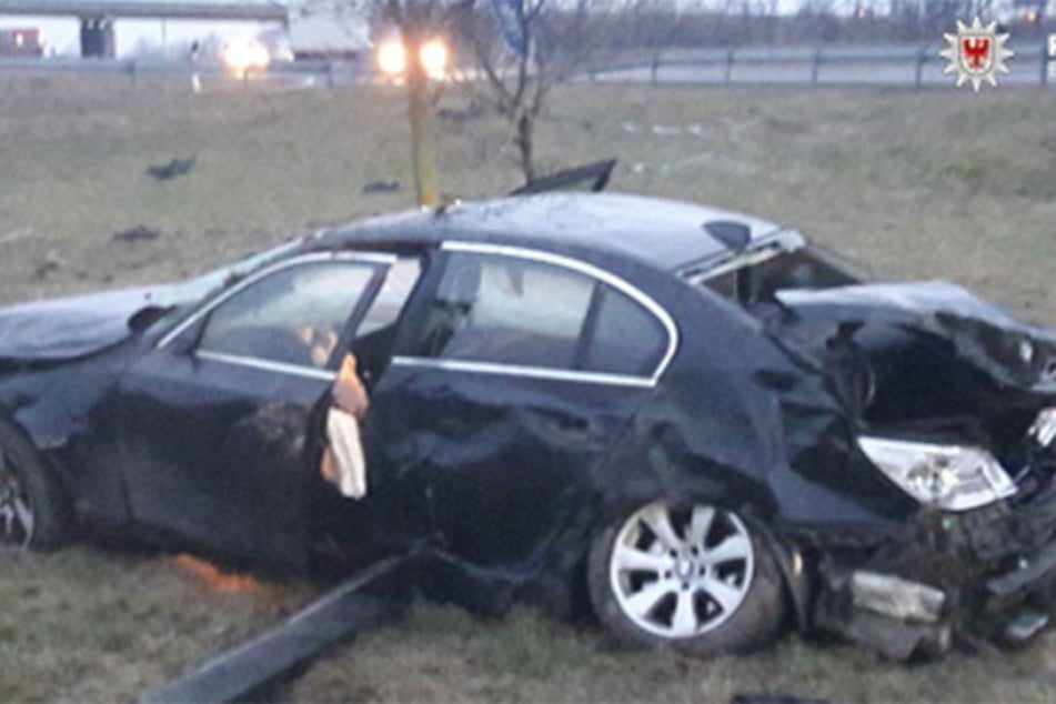 Der nach dem Crash völlig zerstörte BMW 'parkt' neben der A12.