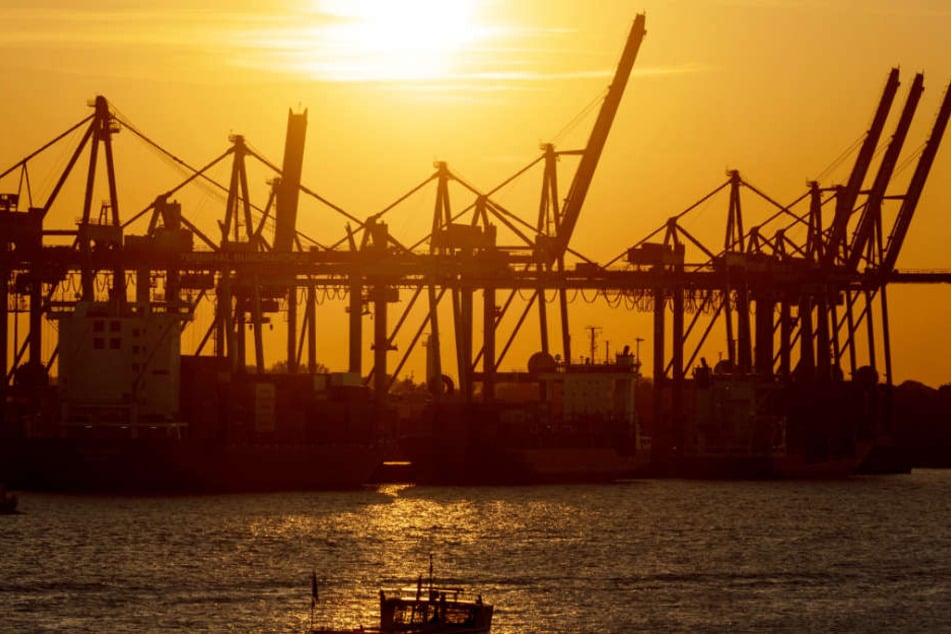 Der Hamburger Hafen bekommt noch die letzten Sonnenstrahlen des Jahres ab.