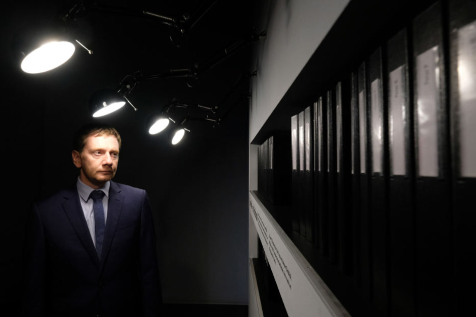 Der sächsische Ministerpräsident Michael Kretschmer (CDU) betrachtet in der Gedenkstätte Geschlossener Jugendwerkhof Torgau ausgestellte Insassen-Dokumente. Er besuchte den Ort im Rahmen seines Aufenthaltes während des 27. Tag der Sachsen.