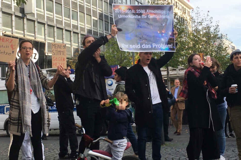 Als Stürzenberger anfing zu reden, begannen die Gegendemonstranten damit, Krach zu schlagen.