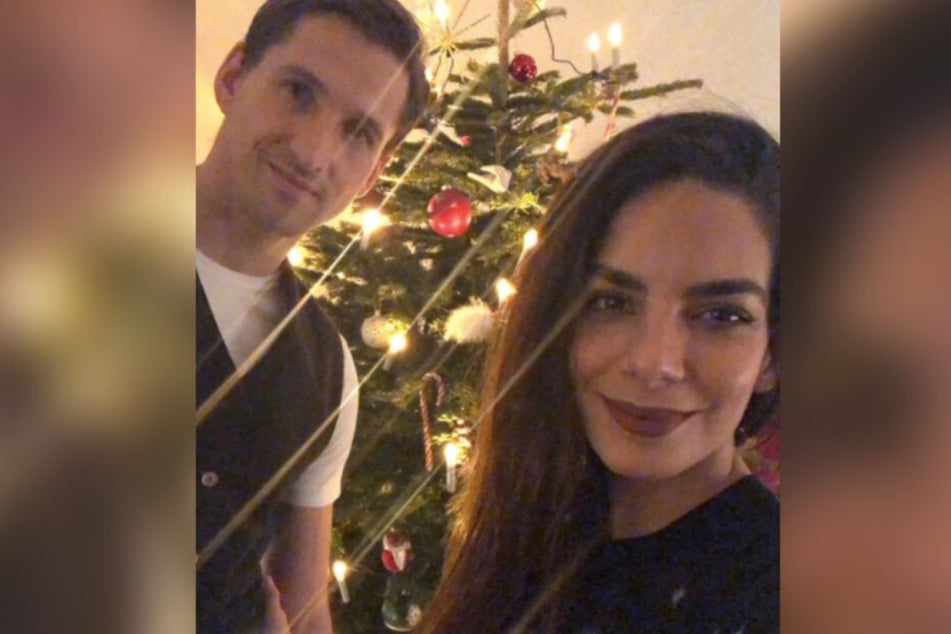 Lilli Hollunder und René Adler grüßen ihre Fans vorm Weihnachtsbaum.
