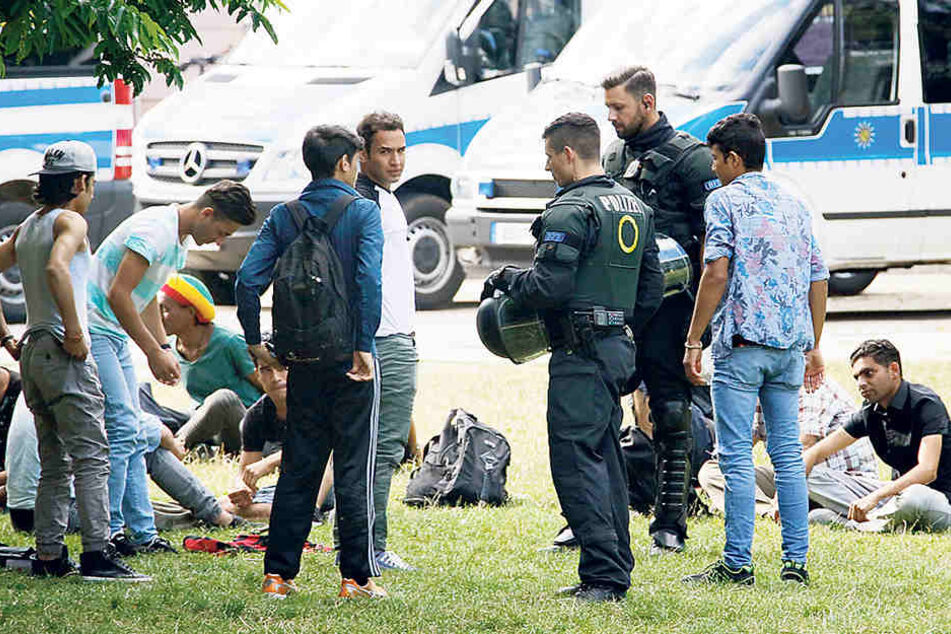 Mit Razzien wollen Polizei und Rathaus die Kriminellen aus dem Stadthallenpark vertreiben.