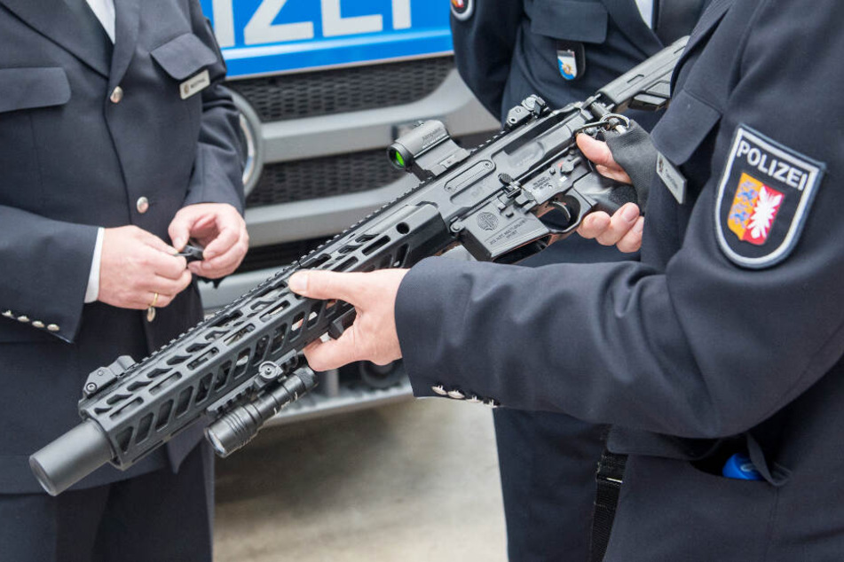 Polizisten sehen sich ein neues Sturmgewehr vom Typ MCX des Herstellers Sig Sauer an (Symbolbild).