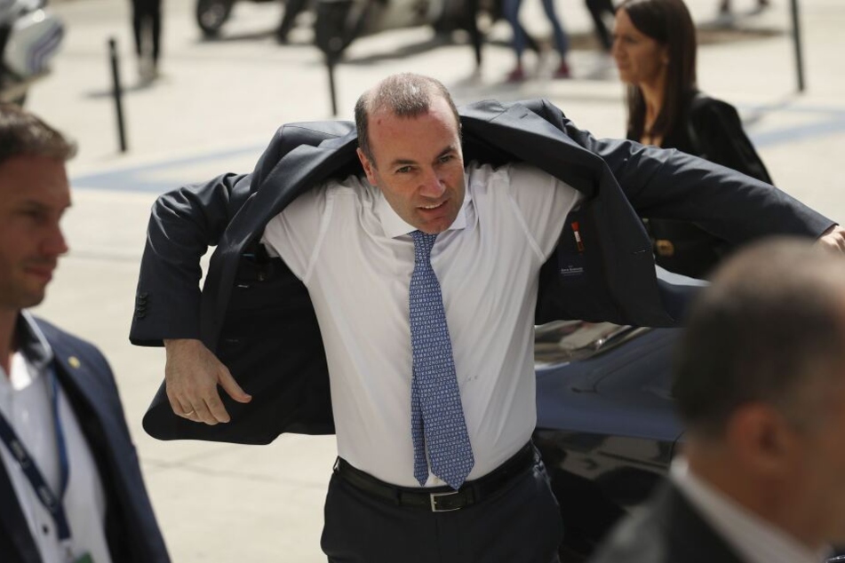 Manfred Weber (M), damals Spitzenkandidat der Europäischen Volkspartei (EVP), gibt seinen Anspruch auf das Amt des EU-Kommissionspräsidenten auf.