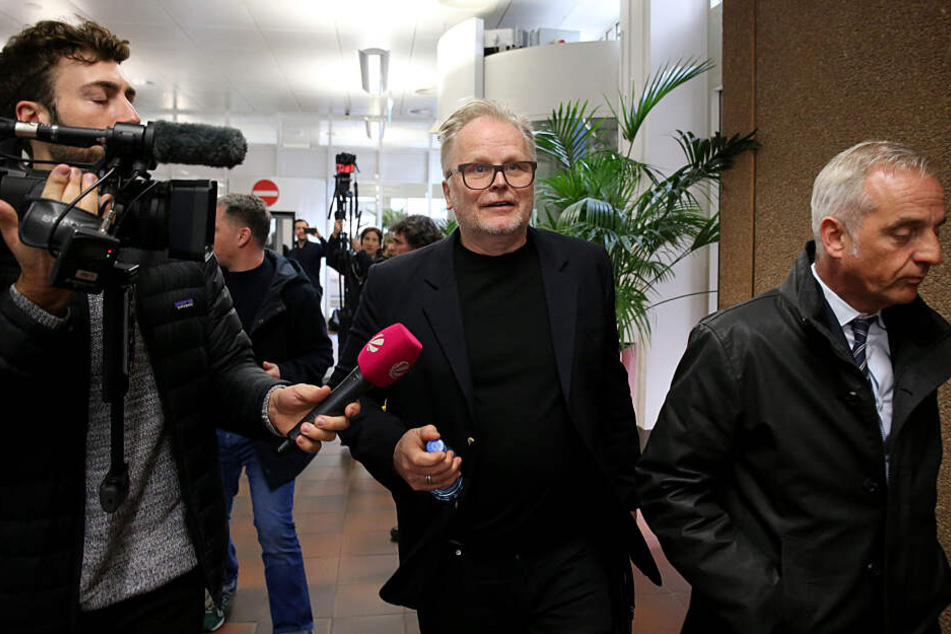 Der Sänger wurde auch vor dem Gericht von Journalisten erwartet.