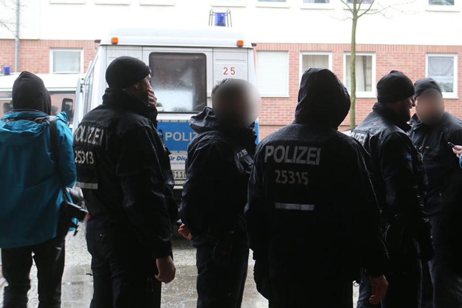 Die Polizisten versammeln sich am Tatort.