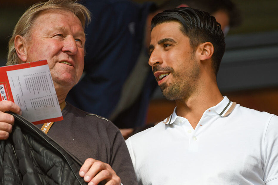 Sami Khedira im Mai diesen Jahres gemeinsam mit Ex-DFB-Sportdirektor Horst Hrubesch beim Frauen-Länderspiel Deutschland gegen Chile.