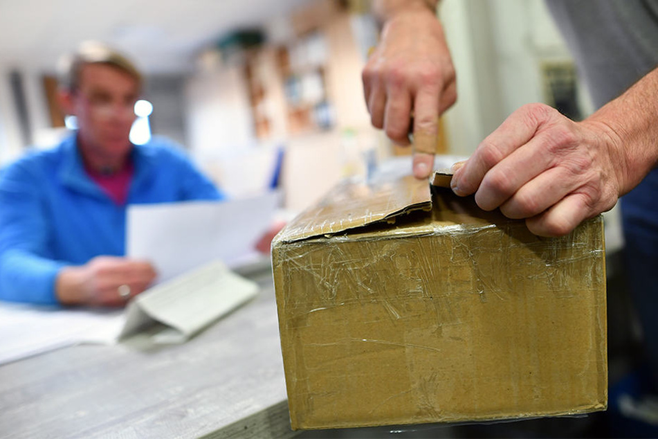 Aus einem Paket in einer Postfiliale in Ense kamen verdächtige Geräusche. (Symbolbild)