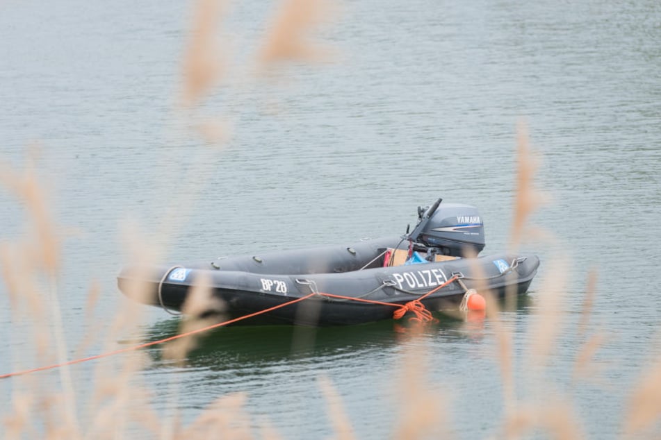 Polizeitaucher fanden die Leiche des 17-Jährigen am Mittwochabend in dem Kiessee bei Lauenburg. (Symbolbild).