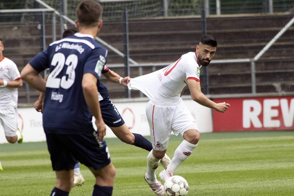 Von den Spielern des SC Wiedenbrücks konnte Hikmet Ciftci (21, rechts) nur mit unfairem Körpereinsatz gestoppt werden.