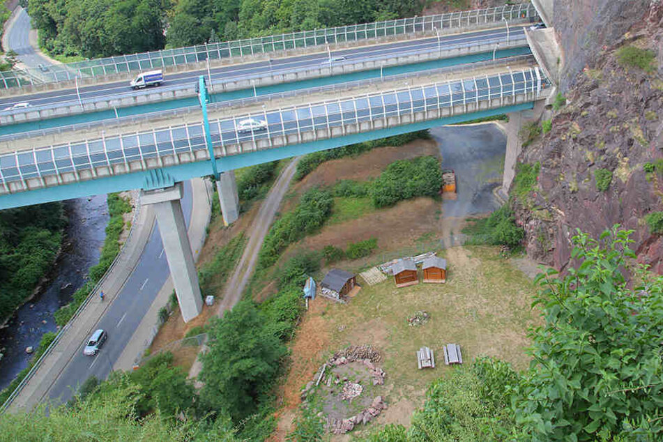 Auf dem Grundstück eines Freundes unter der Autobahnbrücke veranstaltet Jörg von Metzsch (49) seine "Under A17"-Party.