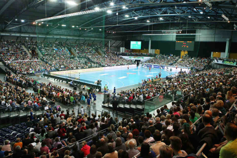 Die brechend volle Arena während des Bundesliga-Spiels der DHfK-Handballer im Dezember 2015.
