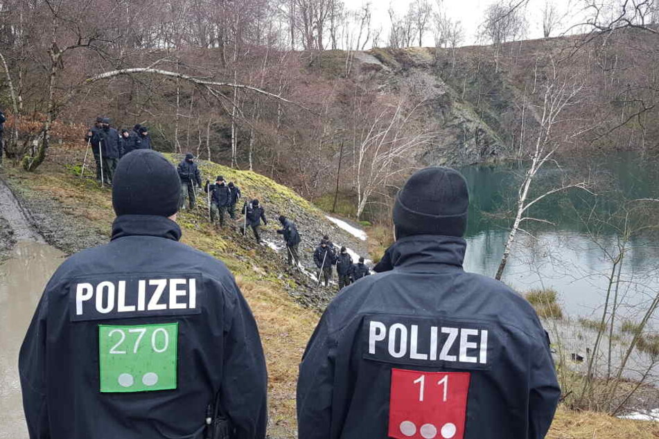 Mindestens 100 Polizisten suchen den Fundort nach weiteren Hinweisen ab.